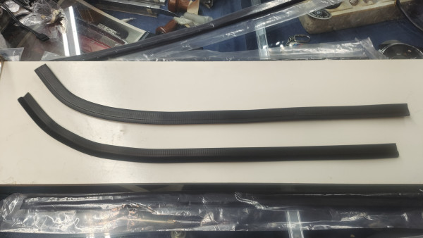 Satz Bürstenleisten für Fensterschachtleiste Seitenfenster hinten BMW E9 2,5-3,0 CSi